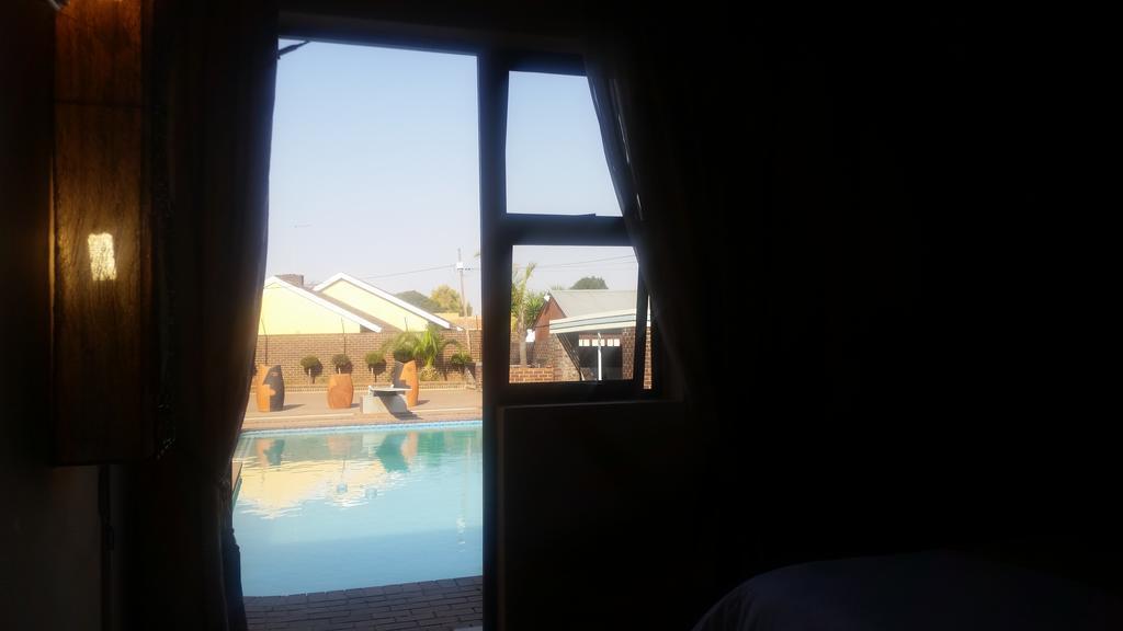 African Phoenix Guest Lodge Joanesburgo Exterior foto
