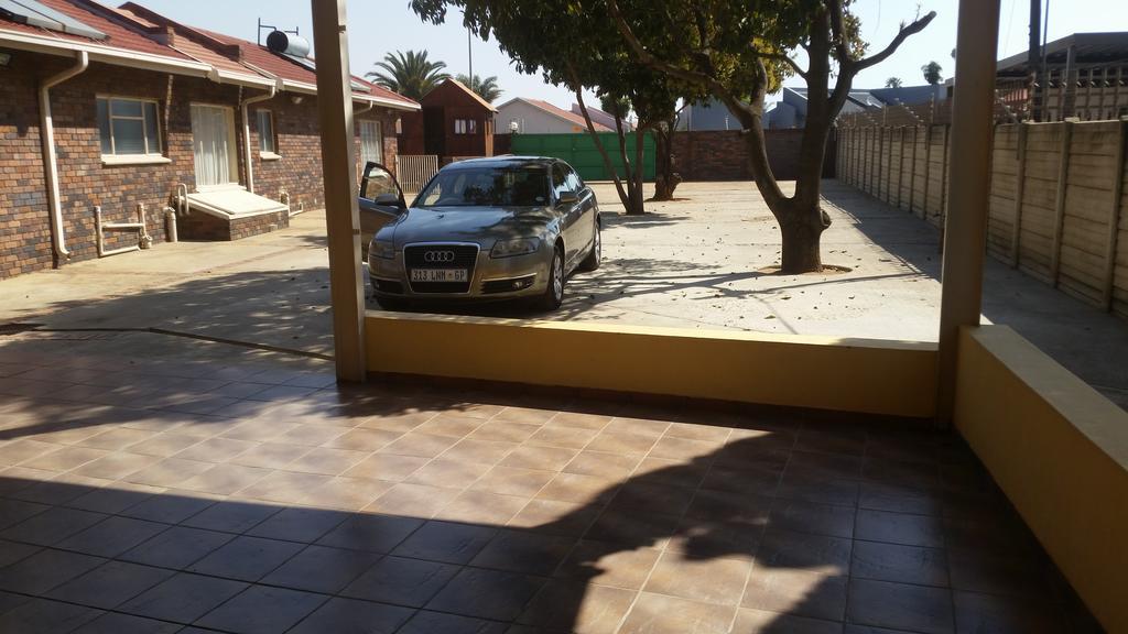 African Phoenix Guest Lodge Joanesburgo Exterior foto