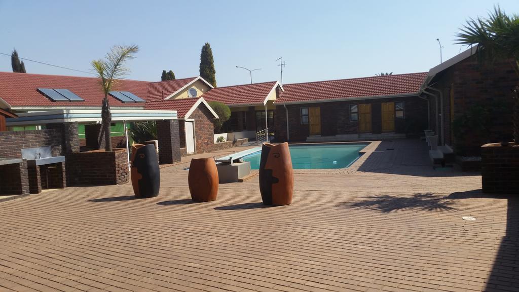 African Phoenix Guest Lodge Joanesburgo Exterior foto